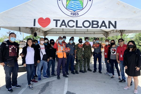 Chooks-to-Go gives roasted chicken to Tacloban's checkpoint personnel