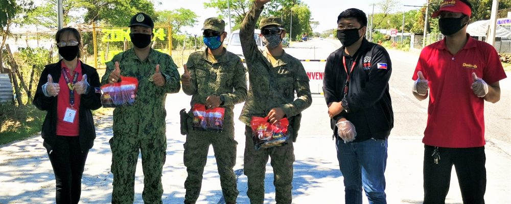 BAVI gives Chooks-to-Go roasted chicken to checkpoint personnel in Isabela province